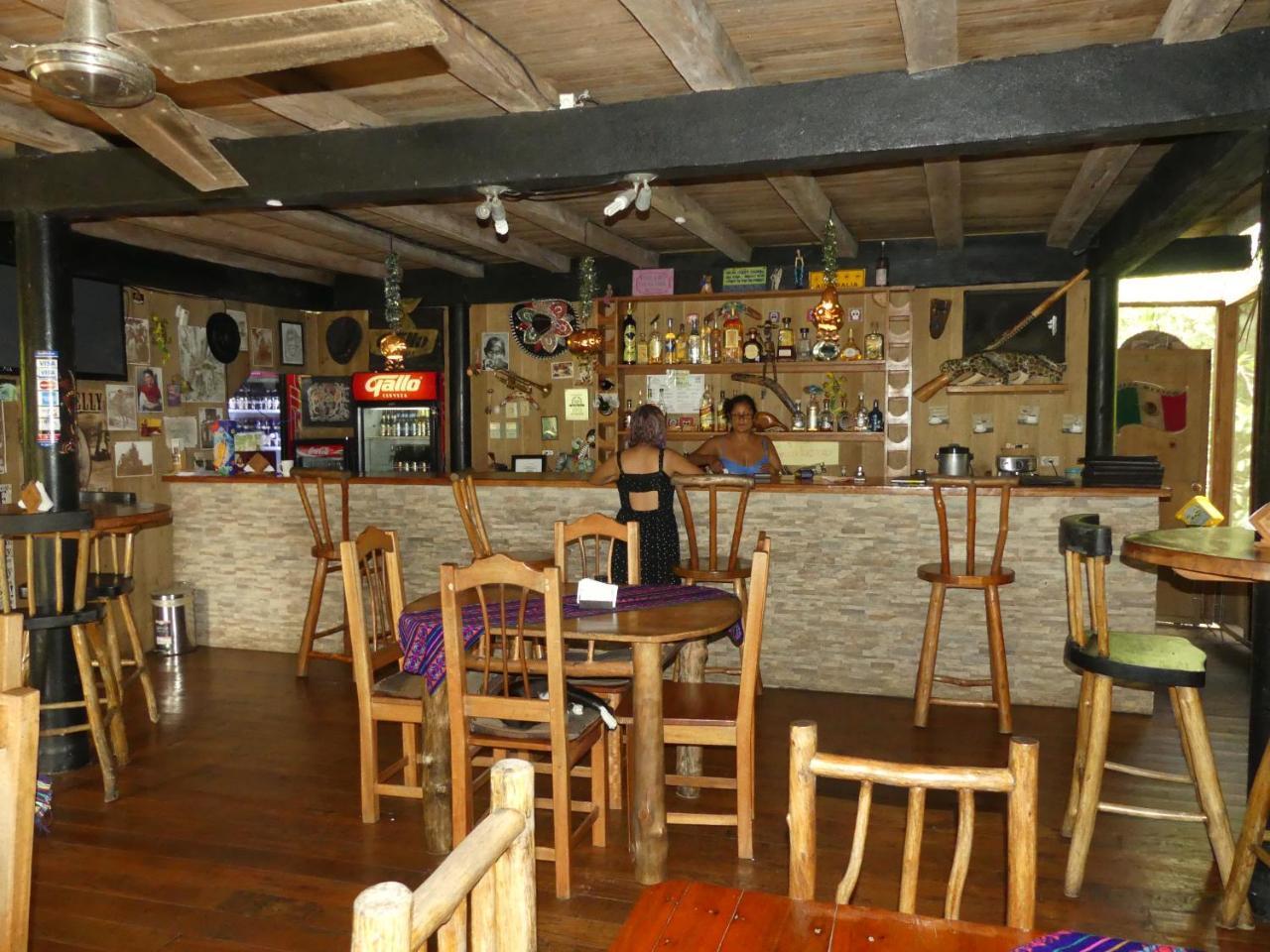 Hotel Kangaroo Y Restaurante Río Dulce Exterior foto