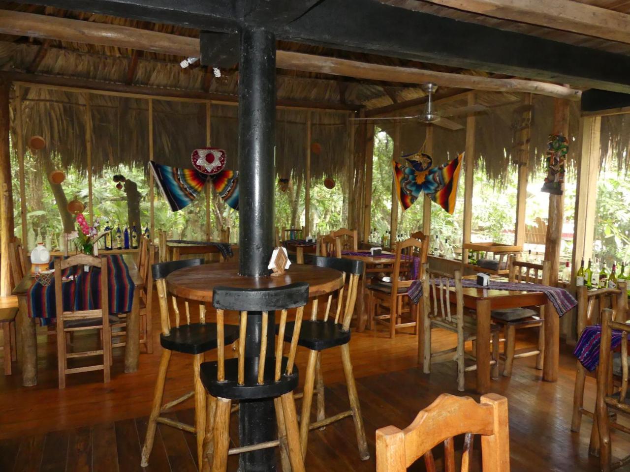 Hotel Kangaroo Y Restaurante Río Dulce Exterior foto