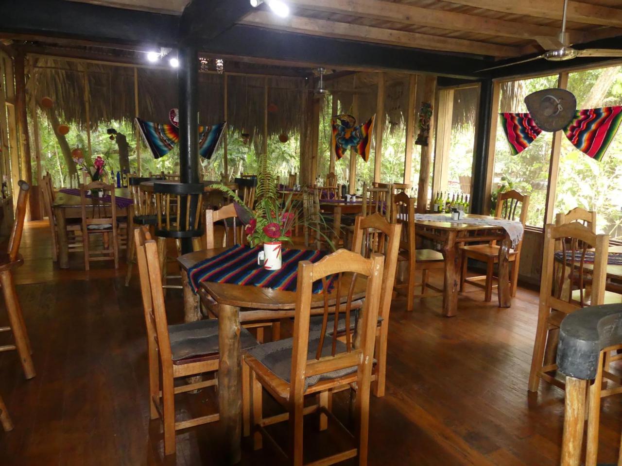 Hotel Kangaroo Y Restaurante Río Dulce Exterior foto